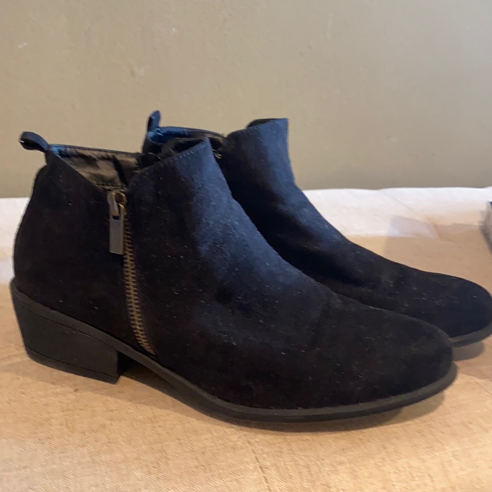 Short black boots
